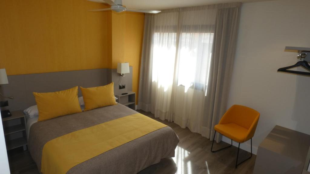 A bed or beds in a room at Hotel Zeus