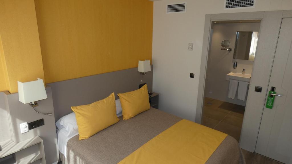 A bed or beds in a room at Hotel Zeus