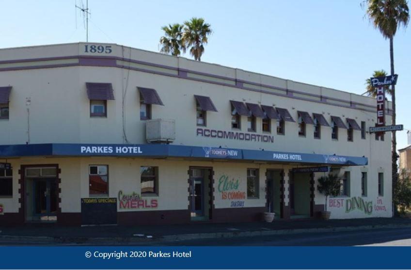 un edificio bianco all'angolo di una strada di Parkes Hotel a Parkes