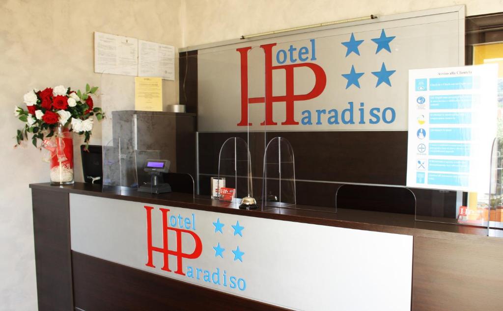 un bureau avec une réception dotée d'étoiles bleues sur le mur dans l'établissement Hotel Paradiso, à Falerna