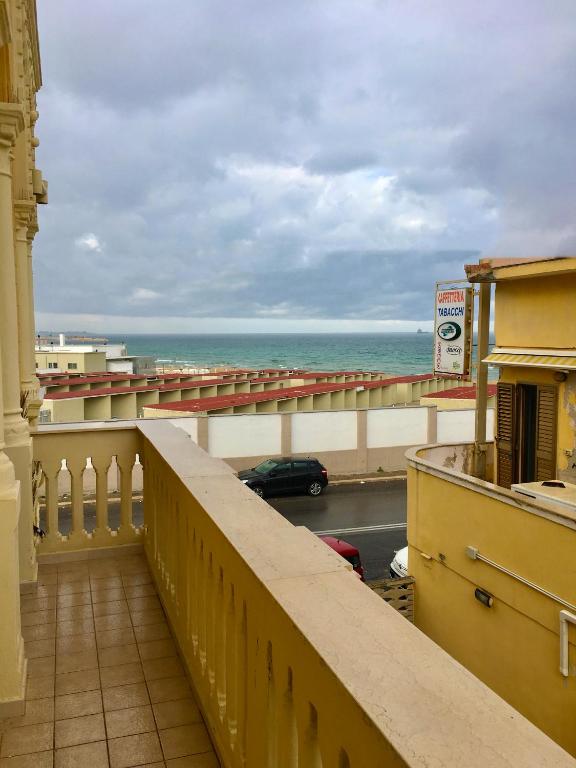 Balkón alebo terasa v ubytovaní Appartamento di fronte al mare by Apulia Accommodation