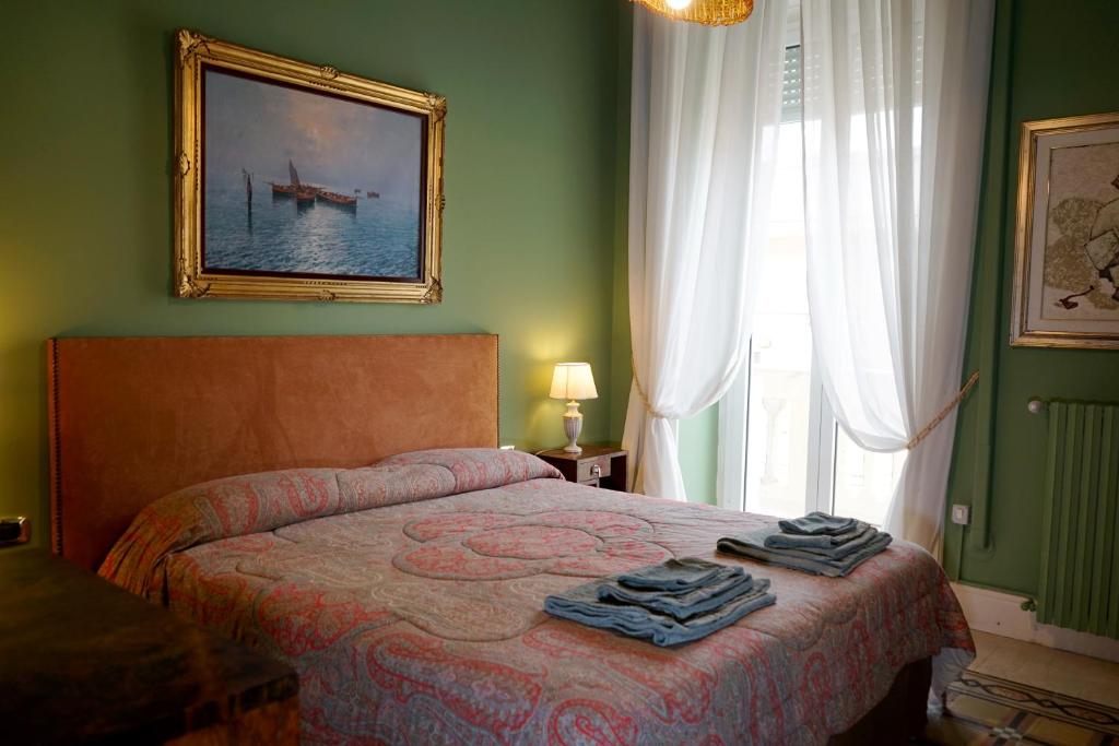 una camera da letto con un letto e asciugamani di Appartamento di fronte al mare by Apulia Accommodation a Bari