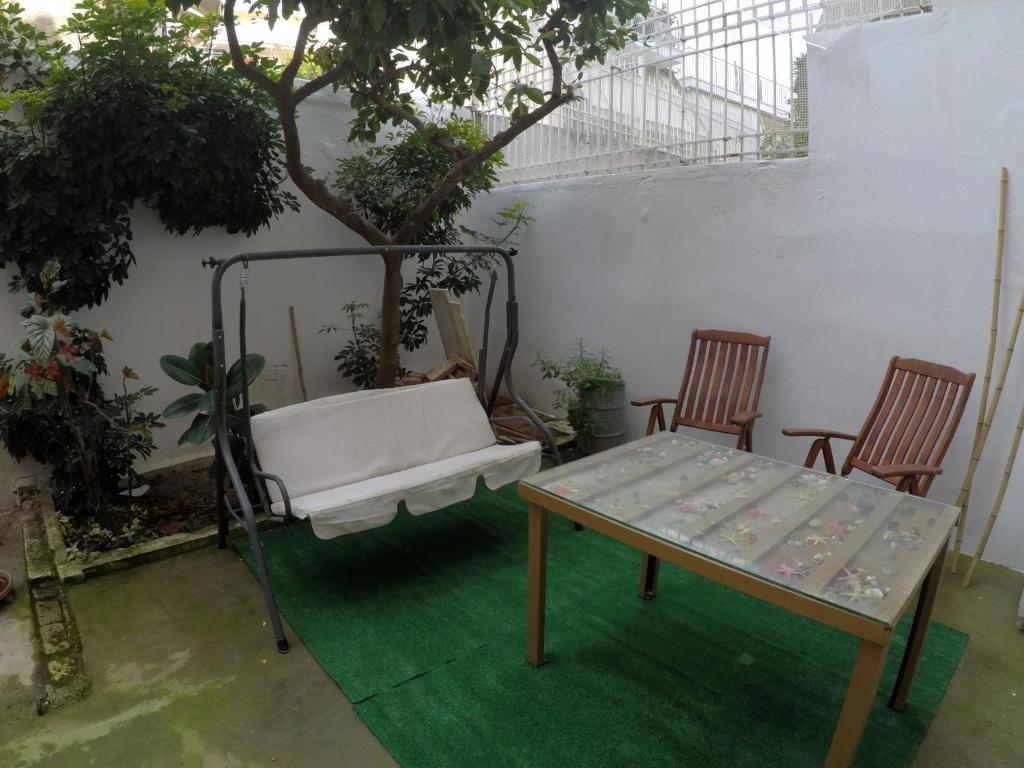 73sq Apt near Athens and Piraeus port with backyard