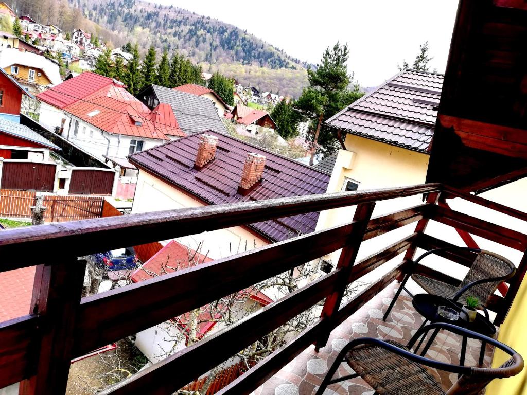 Nespecifikovaný výhled na hory nebo výhled na hory při pohledu z penzionu