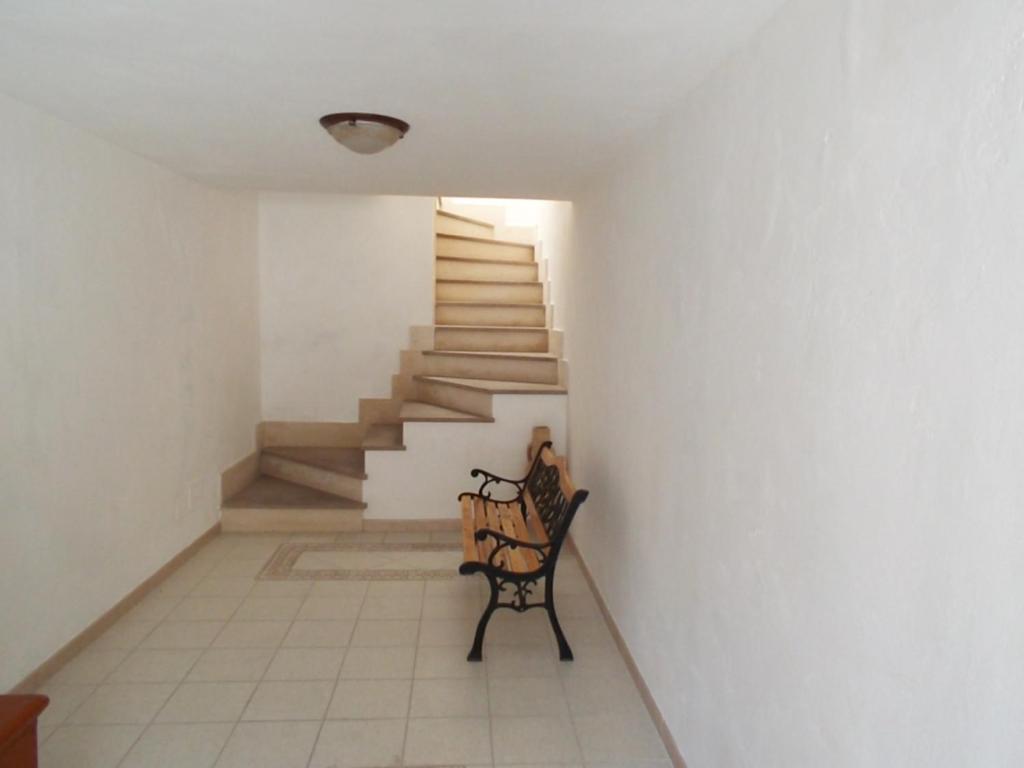 un corridoio con panchina e scale in una casa di ANFORA Rosso a Canneto