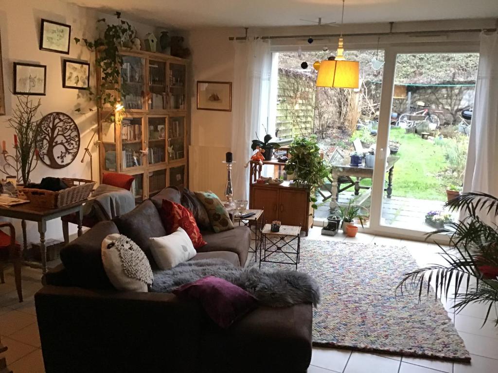 a living room with a couch and a table at jolie maison in Épinal