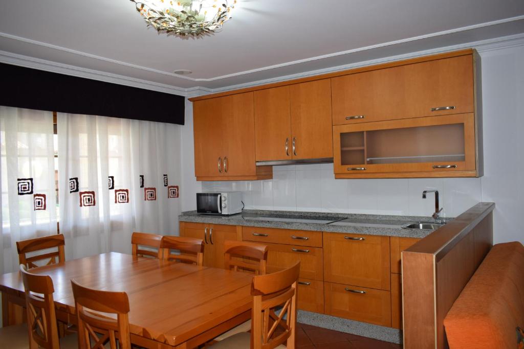 Una cocina o zona de cocina en Apartamentos VIDA Corcubión