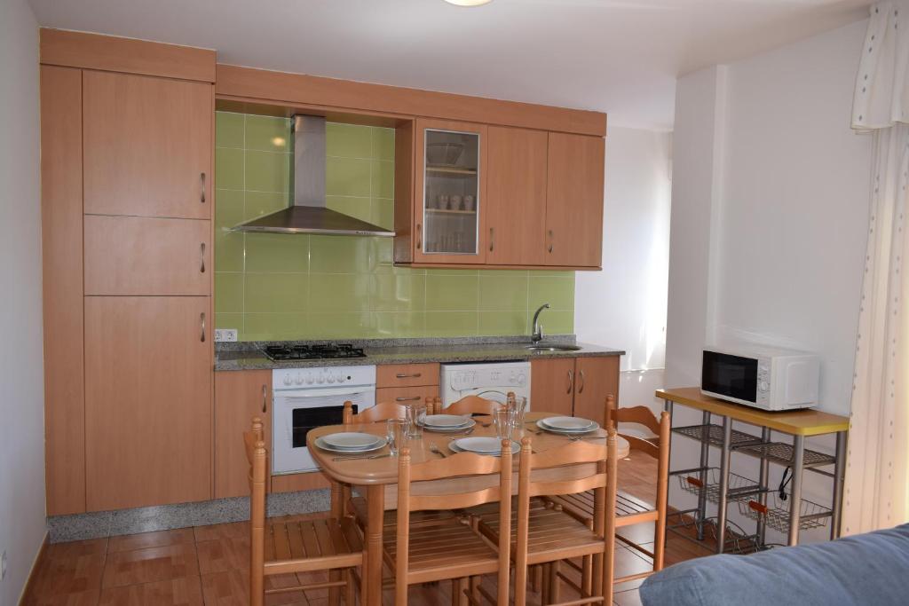 Una cocina o zona de cocina en Apartamentos VIDA Corcubión