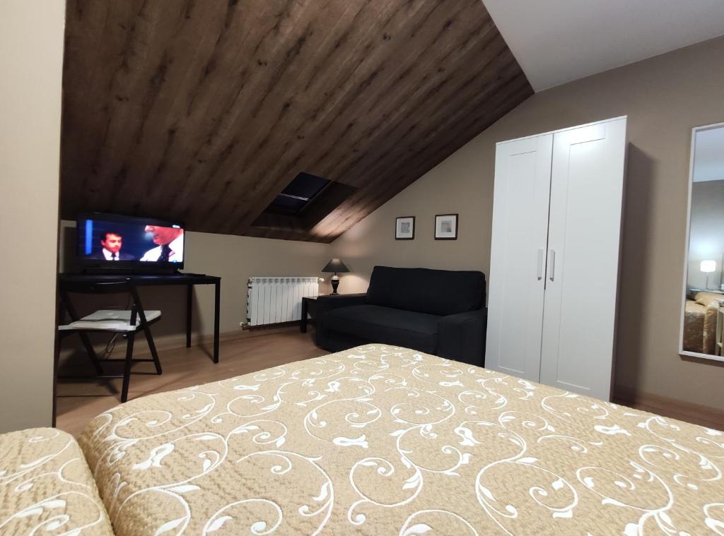 Una televisión o centro de entretenimiento en Hostal-Restaurante Paris