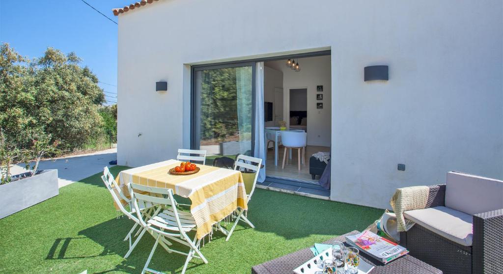 Patio nebo venkovní prostory v ubytování Casa Sol location de vacances indépendante à Calvi moins de 2km plage