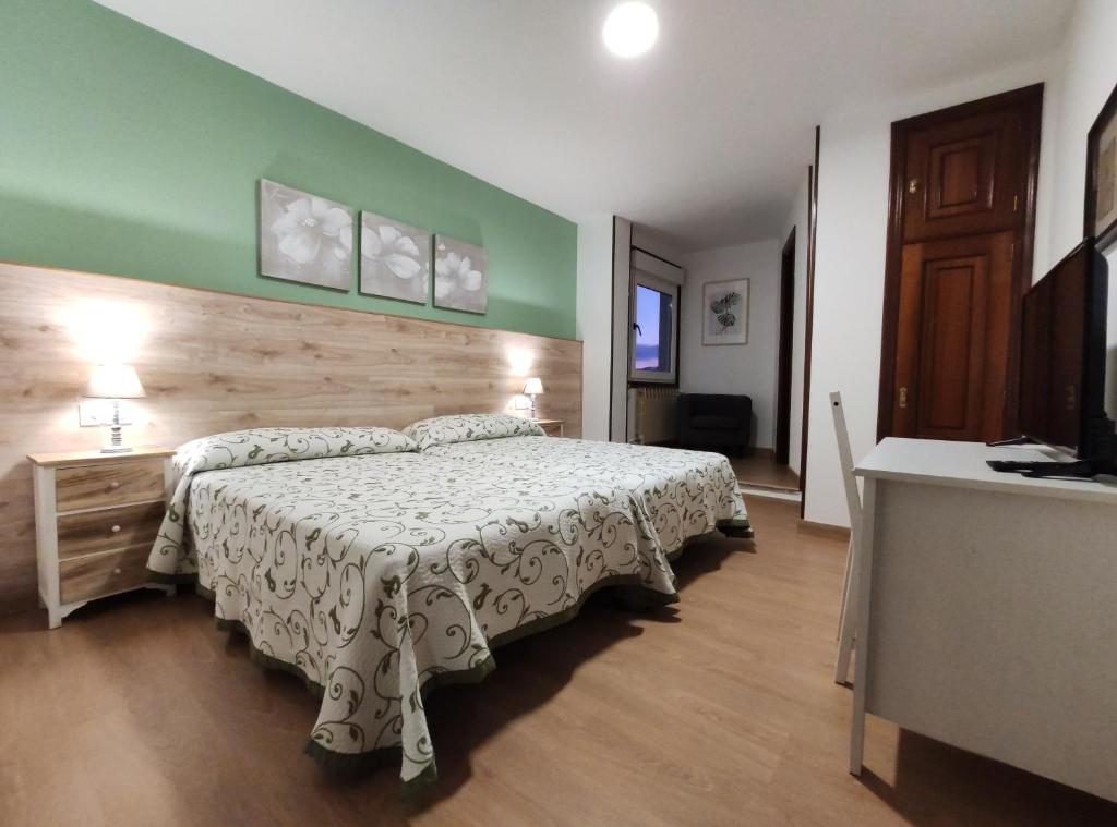 Cama o camas de una habitación en Hostal-Restaurante Paris