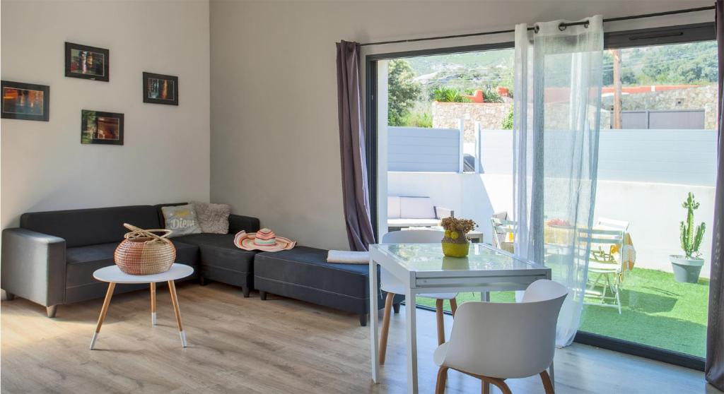 Posezení v ubytování Casa Sol location de vacances indépendante à Calvi moins de 2km plage
