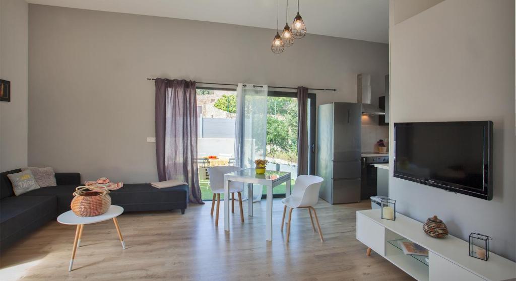 TV a/nebo společenská místnost v ubytování Casa Sol location de vacances indépendante à Calvi moins de 2km plage