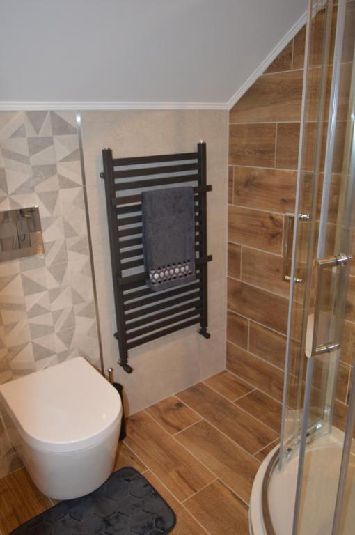 a small bathroom with a toilet and a shower at Zacisze in Rozalin