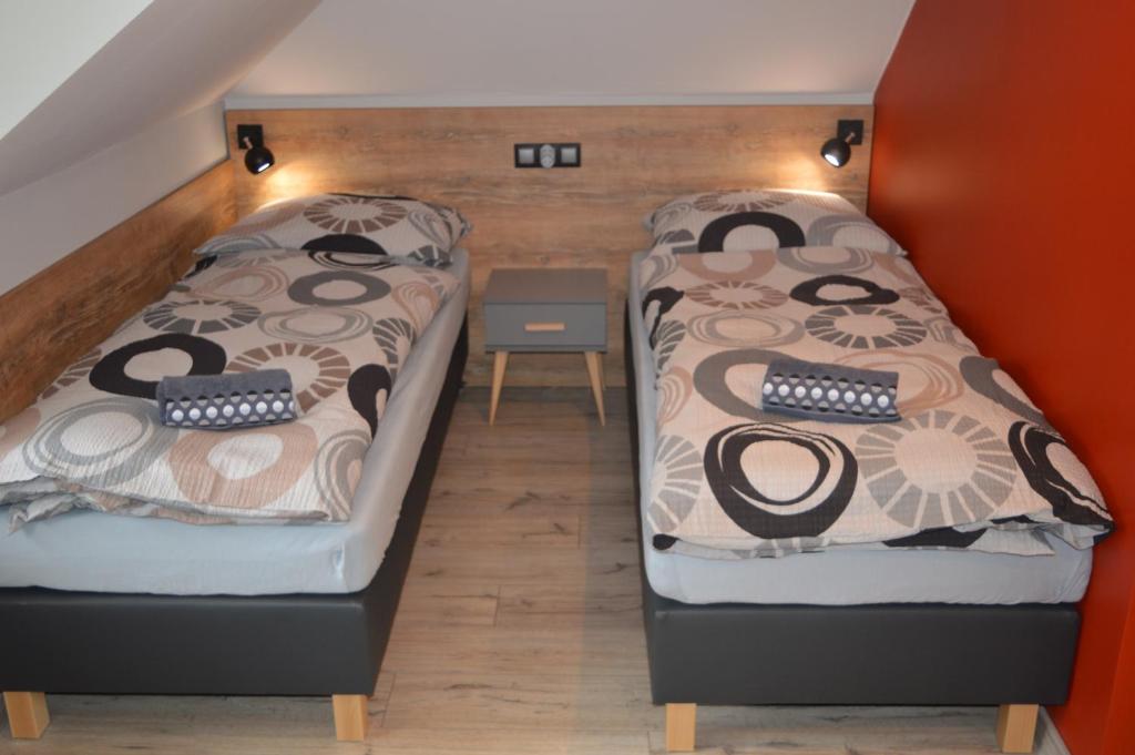 two beds in a small room with at Zacisze in Rozalin