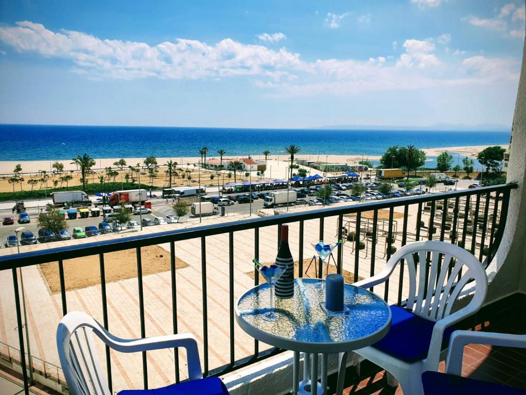 - une table sur un balcon avec vue sur la plage dans l'établissement Spondylus Apartment, à Empuriabrava