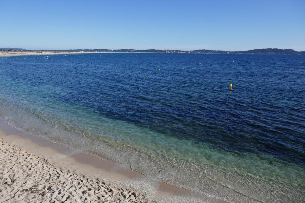 une vue sur l'océan depuis la plage dans l'établissement Bel Appartement accès direct mer; L'Almanarre, HYERES, à Hyères