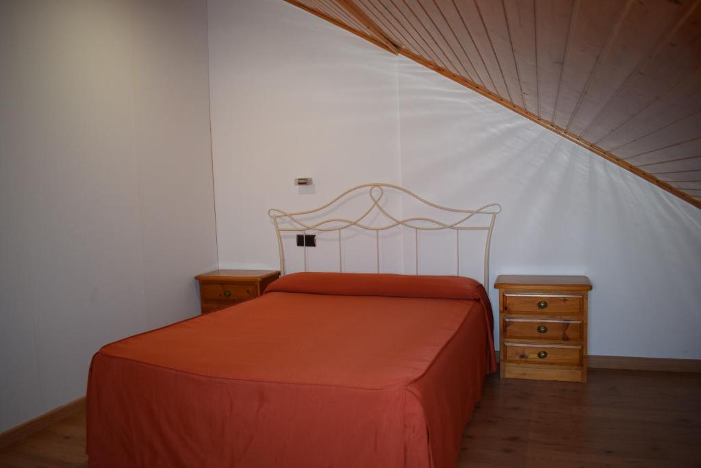 1 dormitorio con cama y tocador de madera en Apartamentos VIDA Corcubión, en Corcubión