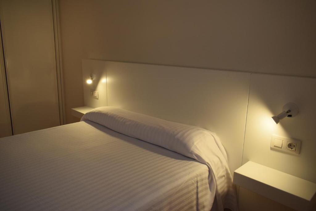 Cama o camas de una habitación en Apartamentos VIDA Corcubión