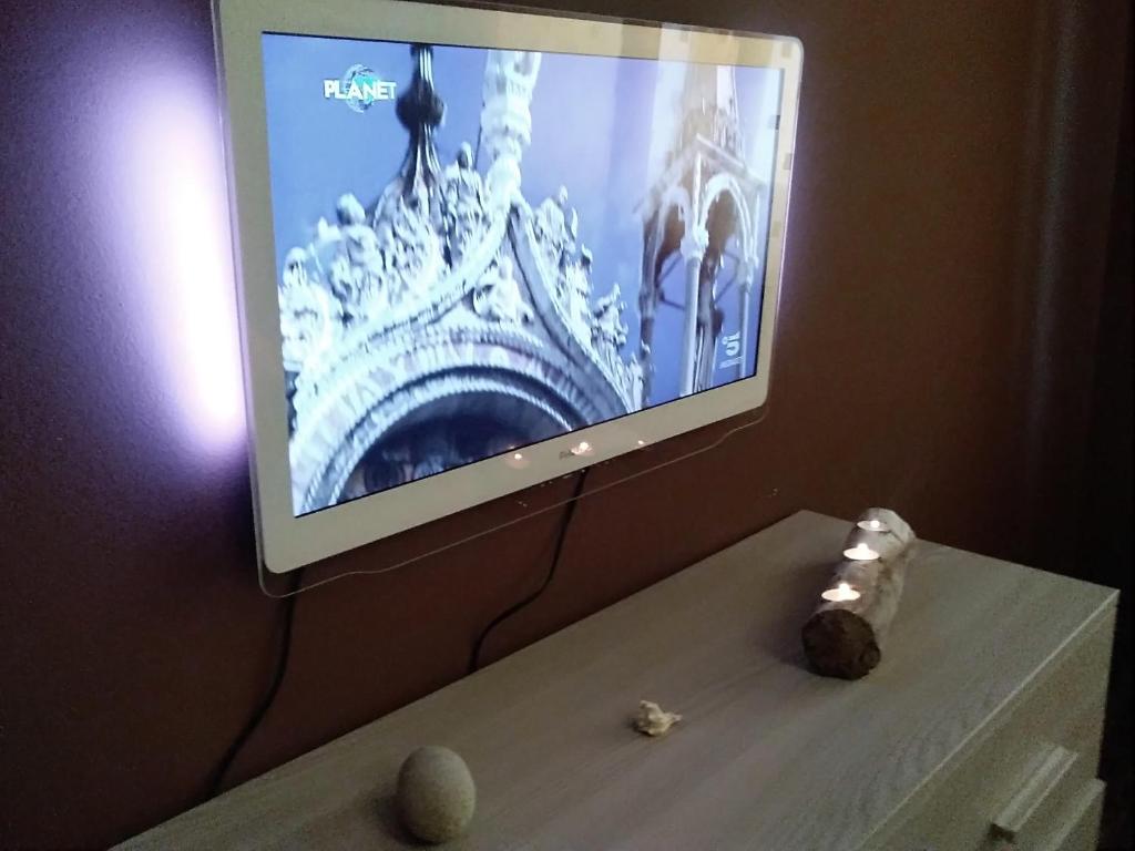 Televízia a/alebo spoločenská miestnosť v ubytovaní SPAZIO-CONFORT-FITNESS
