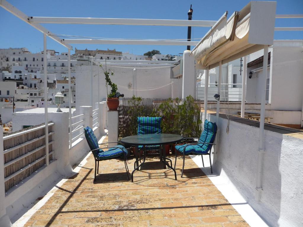 patio con mesa y sillas en el balcón en Casa Sol, en Vejer de la Frontera
