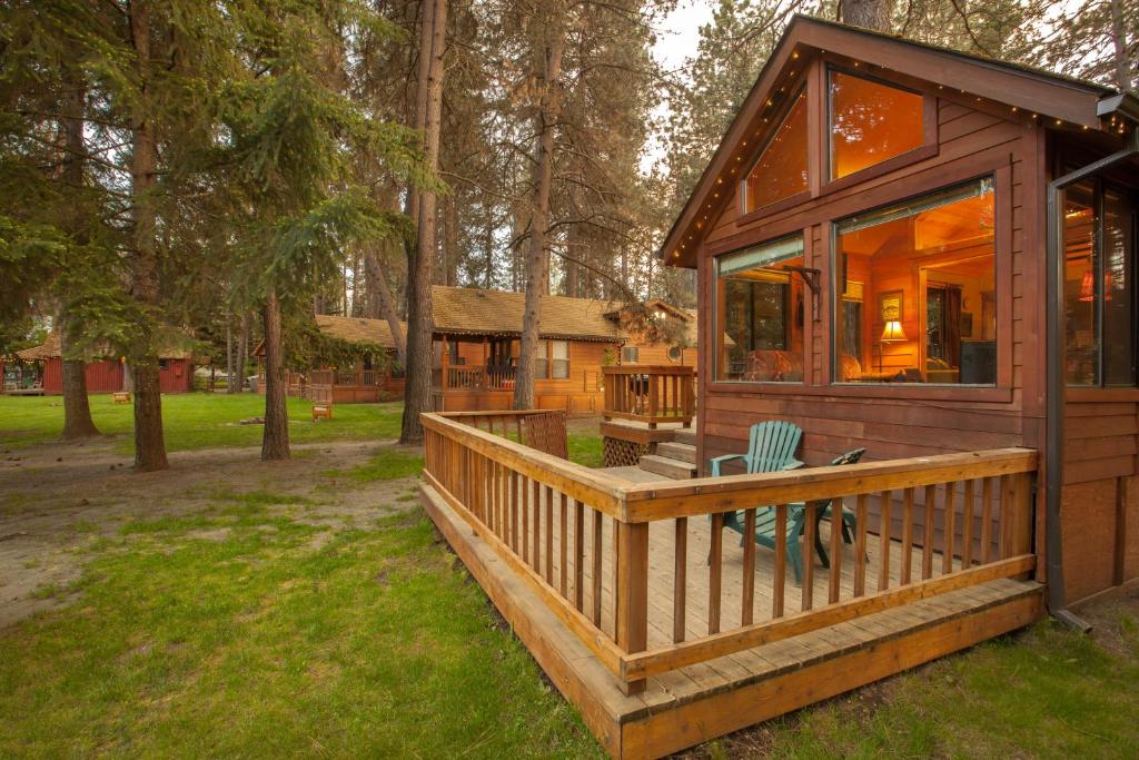 Cabaña pequeña con porche y silla en Cold Springs Resort, en Camp Sherman