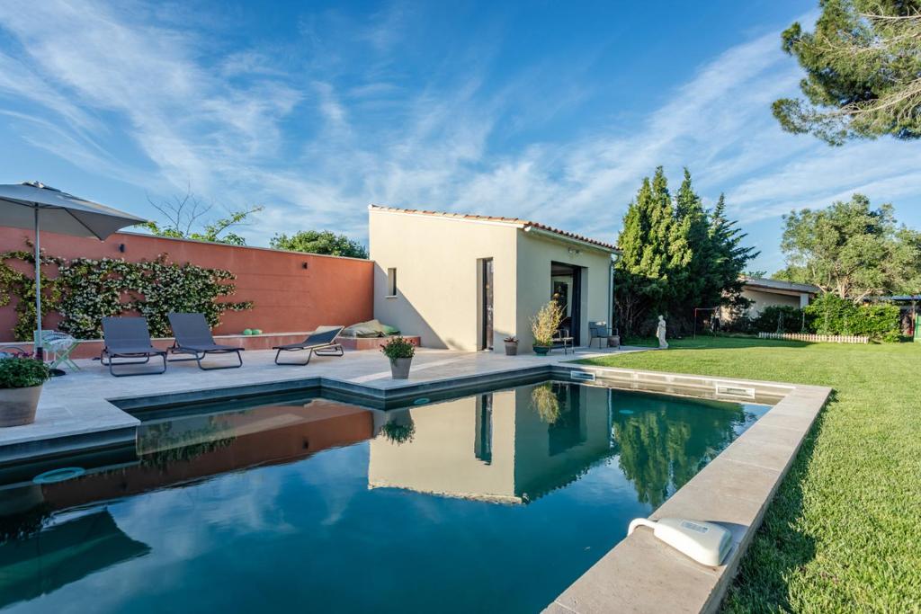 ein Haus mit einem Pool im Hof in der Unterkunft Le studio de Laura in Castelnau-le-Lez