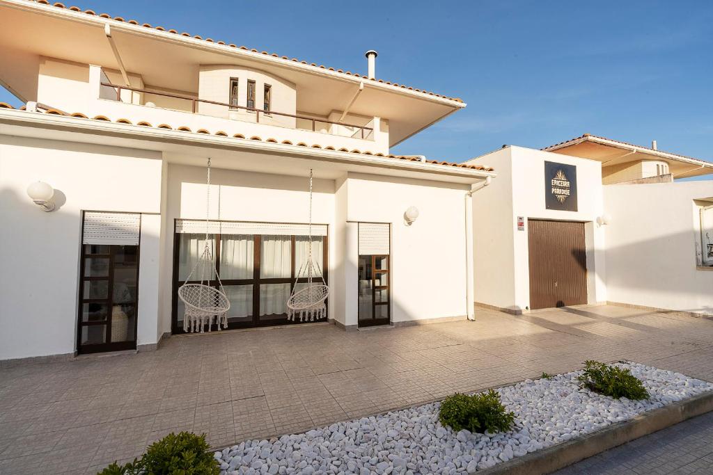 Casa blanca con patio y columpios en Ericeira Paradise House&Suites, en Ericeira