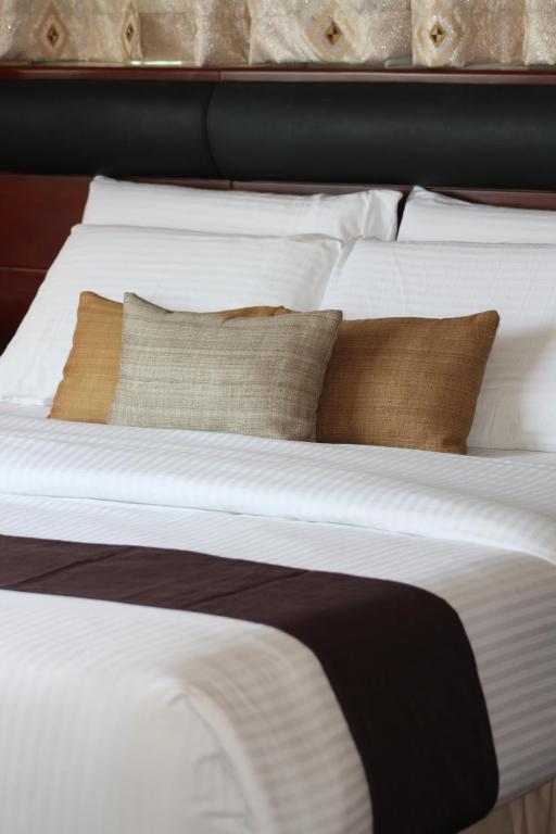 Postel nebo postele na pokoji v ubytování Allure Hotel & Suites