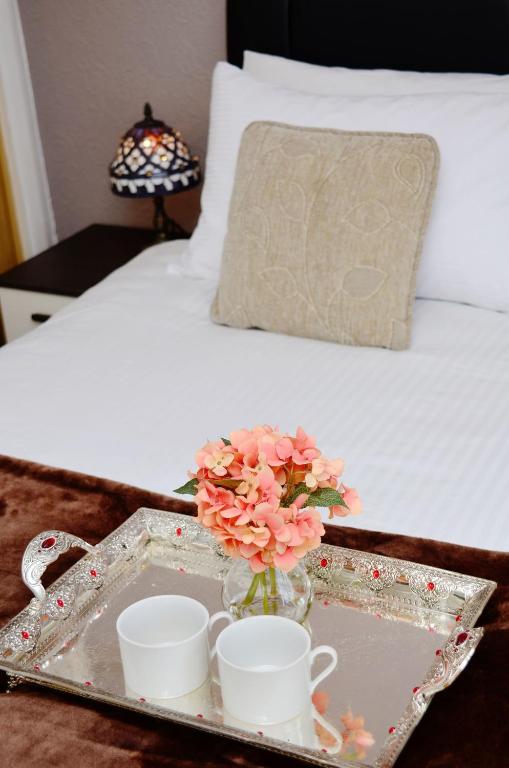 SM Dreams Unlimited Serviced Accommodation- Stanwell-Staines-Heathrow - Double Room With Shared Bathroom