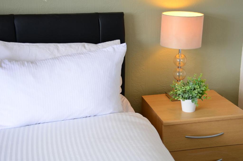 SM Dreams Unlimited Serviced Accommodation- Stanwell-Staines-Heathrow - Double Room With Shared Bathroom