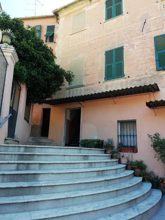 kilka schodów przed budynkiem w obiekcie La Dimora del Sole II w mieście Finale Ligure