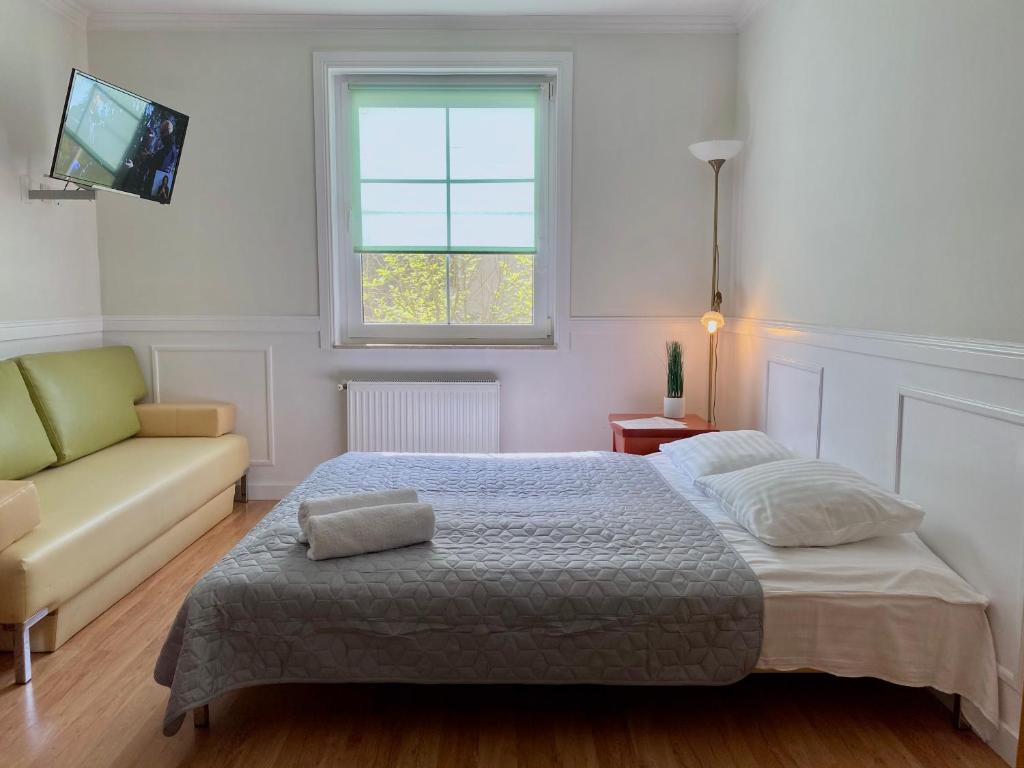 Ένα ή περισσότερα κρεβάτια σε δωμάτιο στο Apartamenty i Pokoje Magnolia