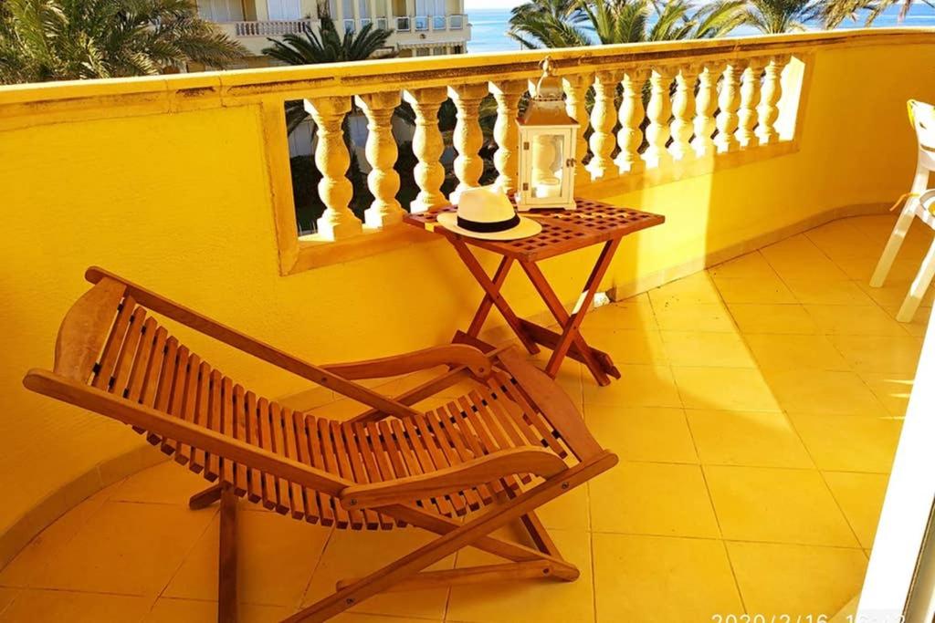 A balcony or terrace at Estupendo apartamento en primera línea de playa y con vistas al mar