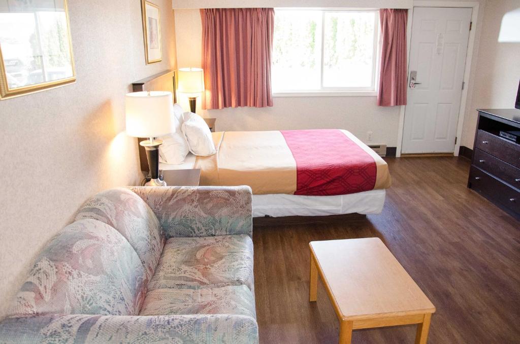 Postel nebo postele na pokoji v ubytování Best Budget Inn & Suites Kamloops