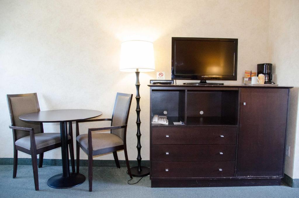 TV a/nebo společenská místnost v ubytování Best Budget Inn & Suites Kamloops