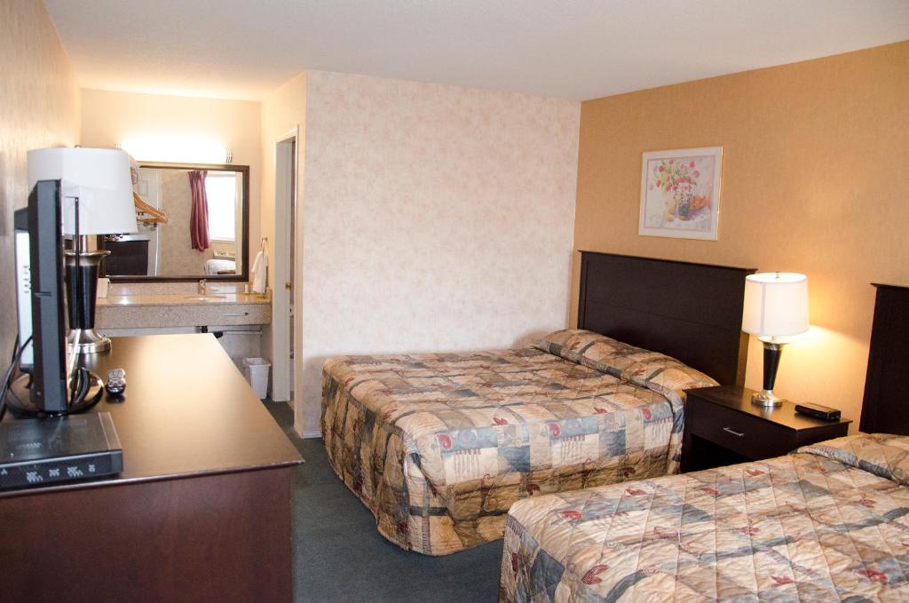 Postel nebo postele na pokoji v ubytování Best Budget Inn & Suites Kamloops