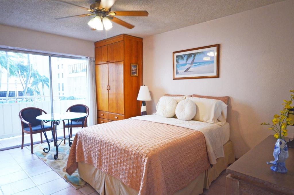 una camera con letto e tavolo con sedie di Sea Shore 41 Private Studio in Waikiki, 1 Block to Beach a Honolulu