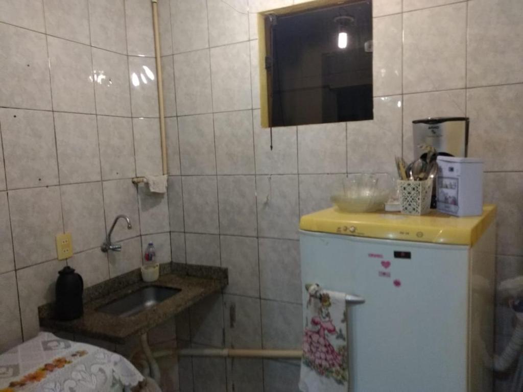małą kuchnię ze zlewem i lodówką w obiekcie Apto no Centro w mieście Campos dos Goytacazes