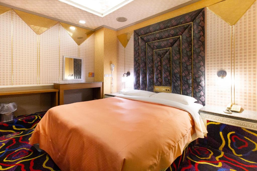 een slaapkamer met een groot bed en een deur bij Best Hotel in Taipei