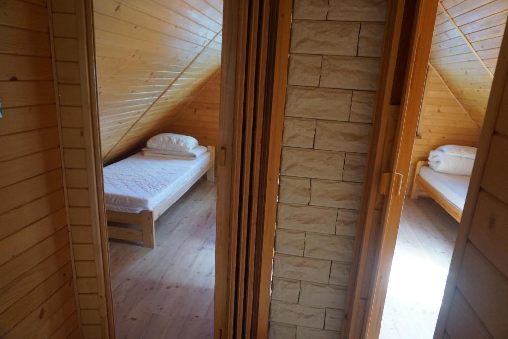 A bed or beds in a room at OSADA ŚWIERKOWA