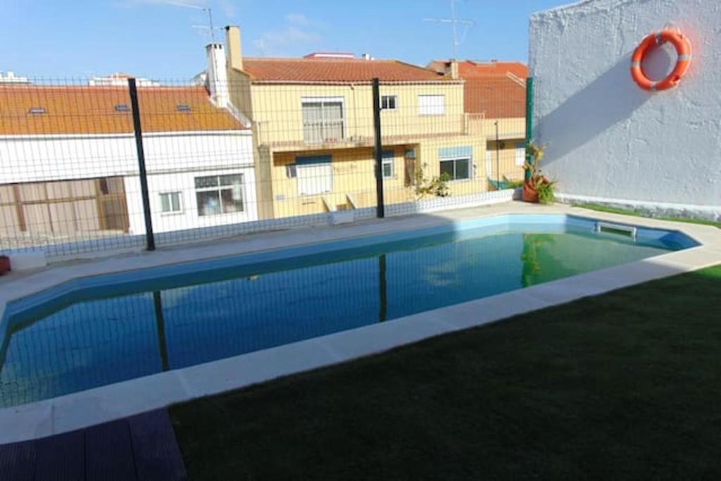 2 bedrooms apartement with shared pool enclosed garden and wifi at Almada 5 km away from the beach tesisinde veya buraya yakın yüzme havuzu
