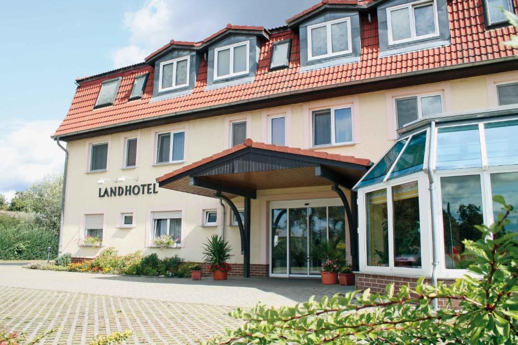 ein großes Gebäude mit vielen Fenstern in der Unterkunft Landhotel Turnow in Turnow