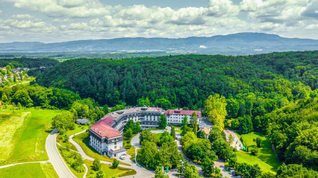 Pemandangan dari udara bagi Hotel Smarjeta - Terme Krka