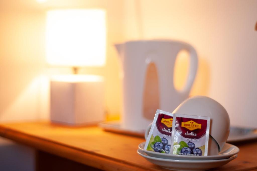 Set per la preparazione di tè e caffè presso Guest house Vila Korošec