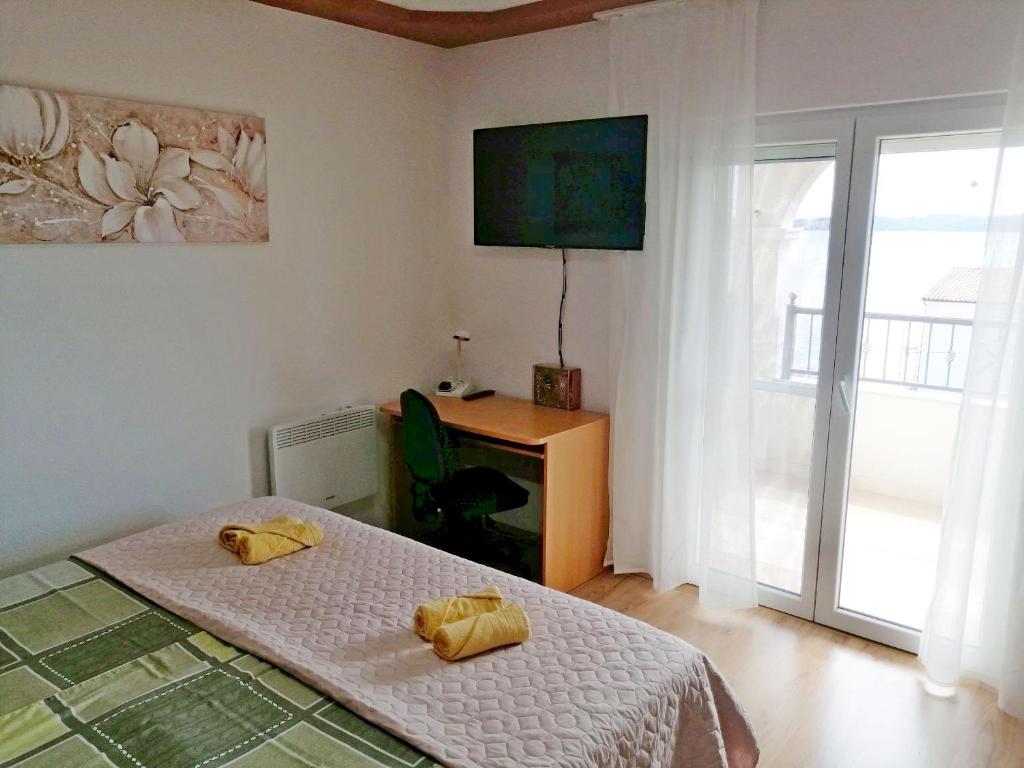 Televízia a/alebo spoločenská miestnosť v ubytovaní LibeTrogir