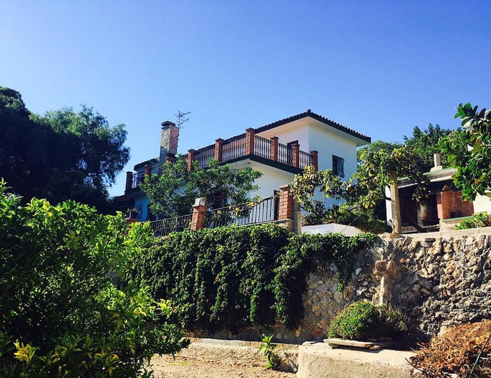 una casa sentada en la parte superior de una pared de piedra en 7 bedrooms house with private pool and enclosed garden at Tortosa, en Tortosa