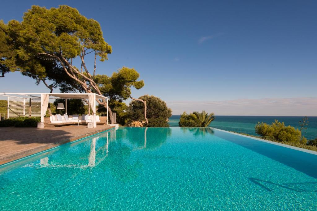 uma piscina com vista para o oceano em Villa Casa del Mar em Sant Pere de Ribes