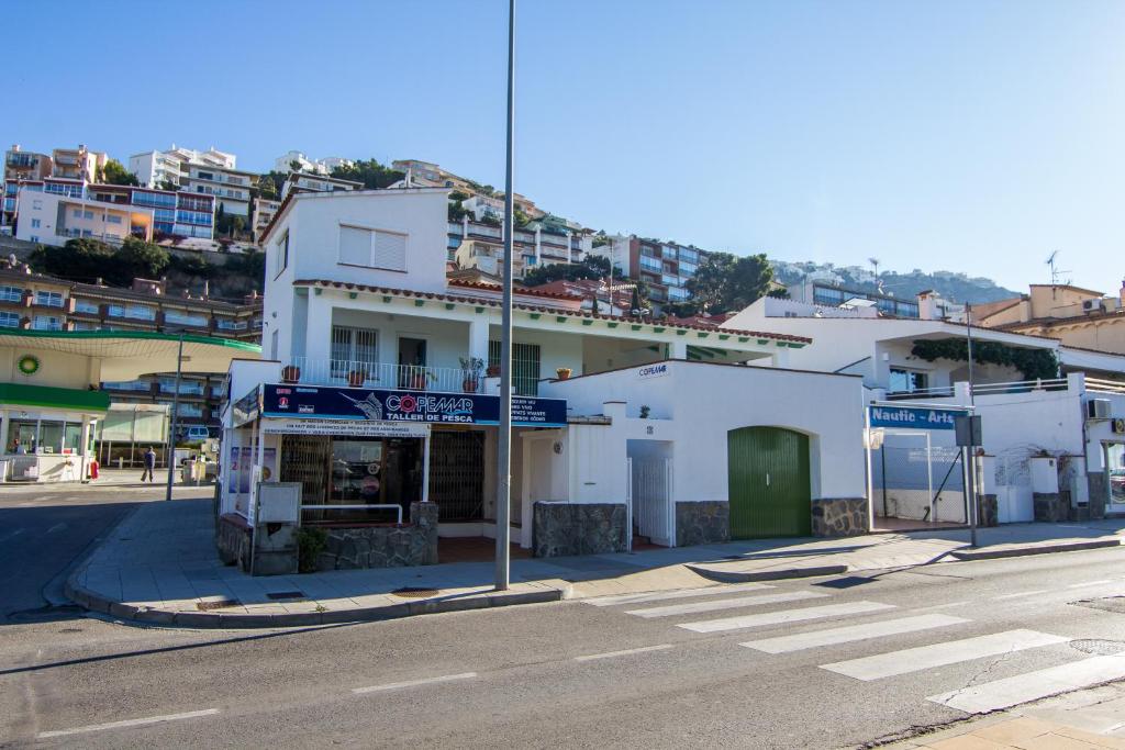 una esquina con una tienda al lado de un edificio en Agi Casa Puerto, en Roses