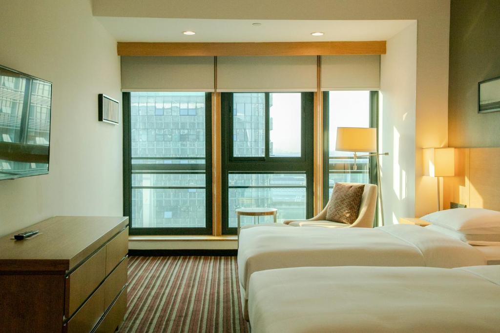 Postel nebo postele na pokoji v ubytování Hyatt Place Shenzhen Airport
